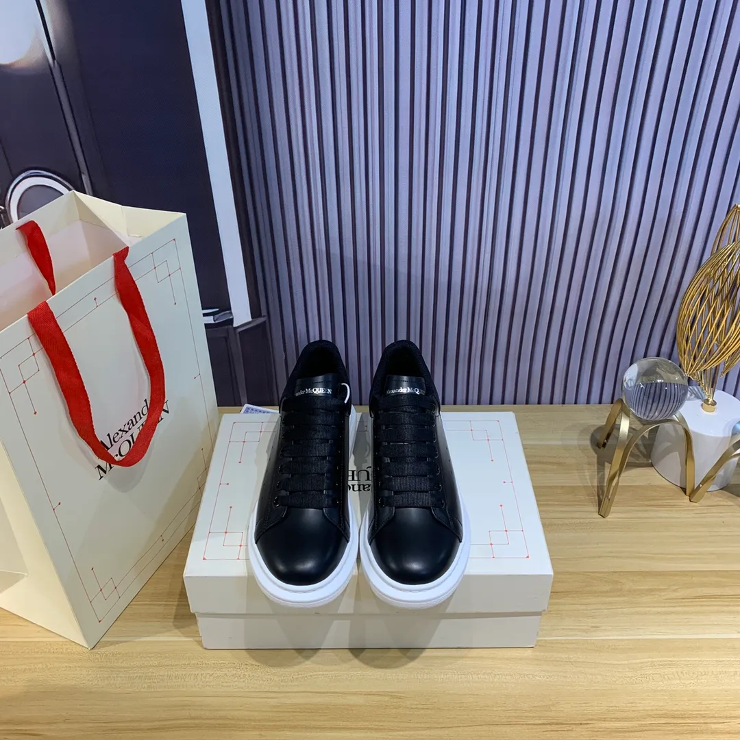 👟👟Ex-factory price 560👟👟Snake pattern professional McQueen factory. Top version. Couple model Alexander McQUEEN high version has been upgraded to the highest quality again✅.McQueen dad shoes 💪McQueen spring, summer, autumn and winter top version purchasing agent level✅ Recruiting national online and offline agents to join🤝 🏆Fabric: Original materials imported from Italy. Texture, water-resistant and non-discoloring 🏆Inner lining: ️A-grade Italian imported lining resistant to dirt, sweat-absorbent, breathable and comfortable 🏆Foot pads: top-grade imported Italian super-soft cowhide leather 🏆Outsole: PU+counter 1:1 🏆Shoe box: original white box. Plus white flip cover for double-layer protection. Cloth bag. Handbag. Certificate of 1:1 mold opening, 4-piece set. Delivered with a pair of shoelaces. 🖕🏿🖕🏿🖕🏿You can choose any pair of shoelaces in any color of our factory 🏆Code number: women’s 34-41. men’s 38-46 🏆Special remarks (women’s size 34.40.41, men’s size 38.45.46 is customized, no returns or exchanges) Win-win cooperation🤝